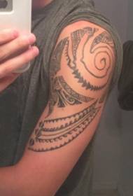 Illustration de tatouage de gros bras mâle gros bras sur la photo de tatouage totem tribal noir