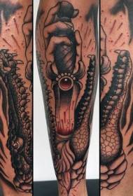 Сханк задивљујући црно сиви крокодил са крвавим узорком тетоваже лубање