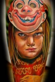 Krāsu meitenes portrets ar klauna maskas tetovējuma modeli