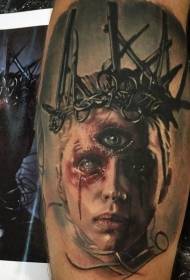 Ritratto femminile di mostru à tre spalle misteriosa in stile horror cù un mudellu di tatuaggi di vigna