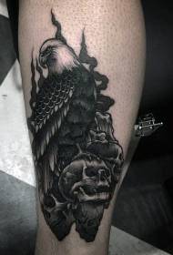 Skema e tatuazhit të kafkës së zezë me shqiponjë të zezë dhe tatuazhet e qirinjve