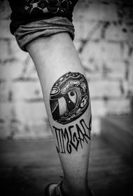 Kūrybiška juodos ir baltos šarvo veršio tatuiruotė
