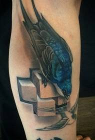 Teļa reālistiska stila krāsains putns ar akmens tetovējuma rakstu