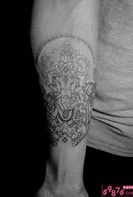 Arm zwart en wit olifant god tattoo patroon