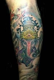 Spalvota dramblio dievo tatuiruotė, krentanti ant blauzdos
