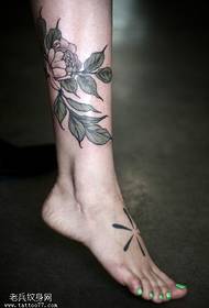 Krásne kvetinové tetovanie na tele