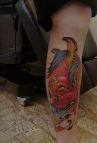 Det rødlignende tatoveringsbildet på beinet er ganske iøynefallende