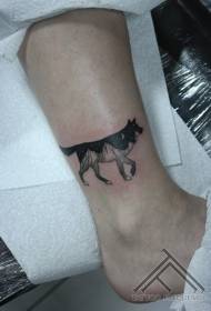 脚踝黑色的狼与夜间山区纹身图案