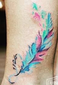 Tatuaggio bellissimo tatuaggio piuma sul gambo
