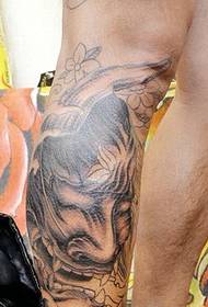 Gabdhuhu waxay leeyihiin tattoos prajna yar oo kaladuwan oo ku saabsan weylahooda