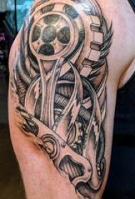 Ilustrim tatuazh i krahut të madh mashkull krah i madh në fotografinë e tatuazheve me veshje të zeza