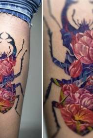 Blauzdos spalvos vabalo siluetas su gėlių tatuiruotės modeliu
