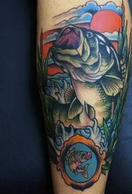 Bellu pesce grande multicolore in mudellu di tatuaggi di acqua