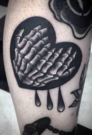 Слатко црно срце форма со тетоважа со рака тетоважа