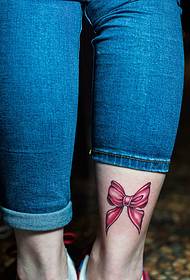 Tatuiruotės lankas paveikslas, krintantis ant blauzdos išorės
