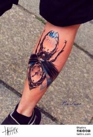 O relógio da panturrilha combina padrões de tatuagem com insetos e diamantes