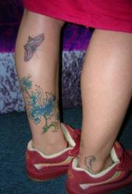 Noga modri cvetovi in vzorec tatoo metuljev