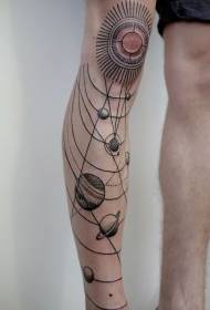 Sole al polpaccio con disegno del tatuaggio del pianeta