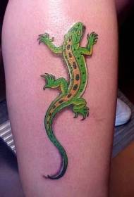 Черная красивая ящерица с зеленой татуировкой