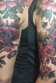Foto de tatuaje de amapola de un tatuaje de amapola pintado en el brazo de una niña
