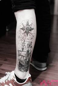 Yelkenli yelkenli siyah beyaz buzağı dövme ile pusula