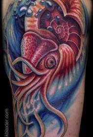 腿上美麗的彩色魷魚紋身圖案