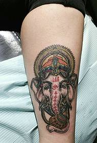 Modeli tatuazh i elefantit të fëmijës në viç