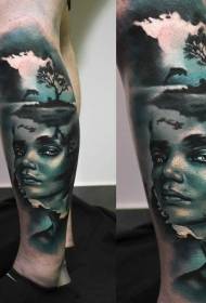 Tele strašidelný barevný portrét ženy s tetování ostrůvků a delfínů