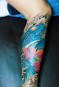 Patrón de tatuaje de calamar de color en la pantorrilla