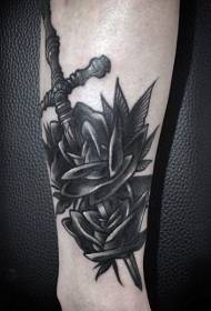 Izvrsni crni sivi bodež sa uzorkom tetovaže ruža