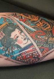 Illustrazione del tatuaggio del grande braccio grande braccio maschio sull'immagine del tatuaggio della geisha e della geometria