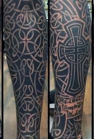 Borjú látványos fekete betűkkel és kelta kereszt tetoválás mintával