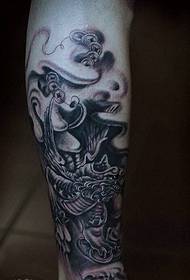 Črno-beli sable tattoo na teletu