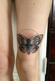 Patrón de tatuaje de mariposa de picadura de color de muslo