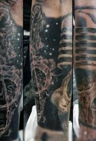 Crâne noir mystérieux à gros bras avec motif de tatouage de note de microphone