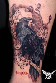Цветущее дерево в европейском и американском стиле с татуировкой ворона