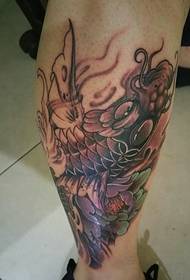 ტრადიციული კლასიკური squid tattoo ნიმუში ხბოზე