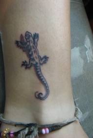 Immagine tatuaggio gamba piccola lucertola marrone