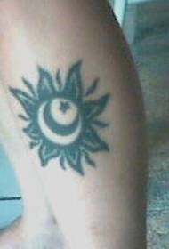 小腿黑色太阳和月亮纹身图案