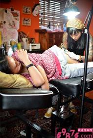 Graži tatuiruočių menininko koto tatuiruotės scena