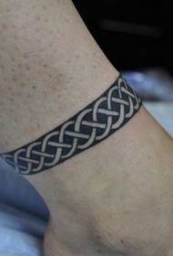 Patrón de tatuaxe con anel do pé de becerro