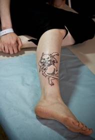 Tancujúci tetovanie bielej mačky na nohy