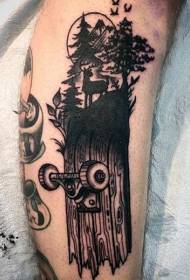 Nogi czarna efektowna drewniana deskorolka i wzór tatuażu drzewa