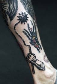 Ноги старої школи європейських та американських розмальовували татуювання жуків та зброї