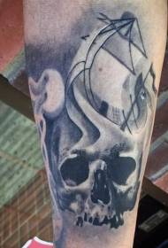 Теленок реалистичный черно-белый череп с рисунком татуировки на лодке