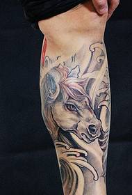 Simpatico tatuaggio a cavallo bianco sul polpaccio