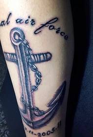 Tatuaggio gamba inglese e totem piccoli combinati