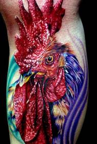 un tatuaggio colorato gallo sul polpaccio