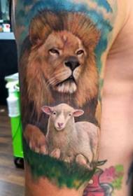 Stor arm tatovering illustration mandlig stor arm på får og løve tatovering billede