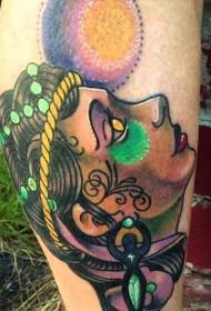 Eskolako emakume berriaren erretratua planeta tatuaje ereduarekin